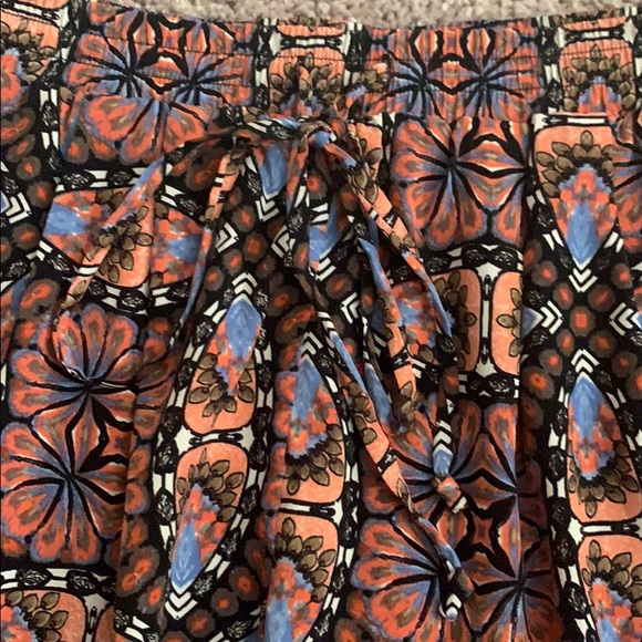 Floral patterned stretchy shorts! - Picture 2 of 2